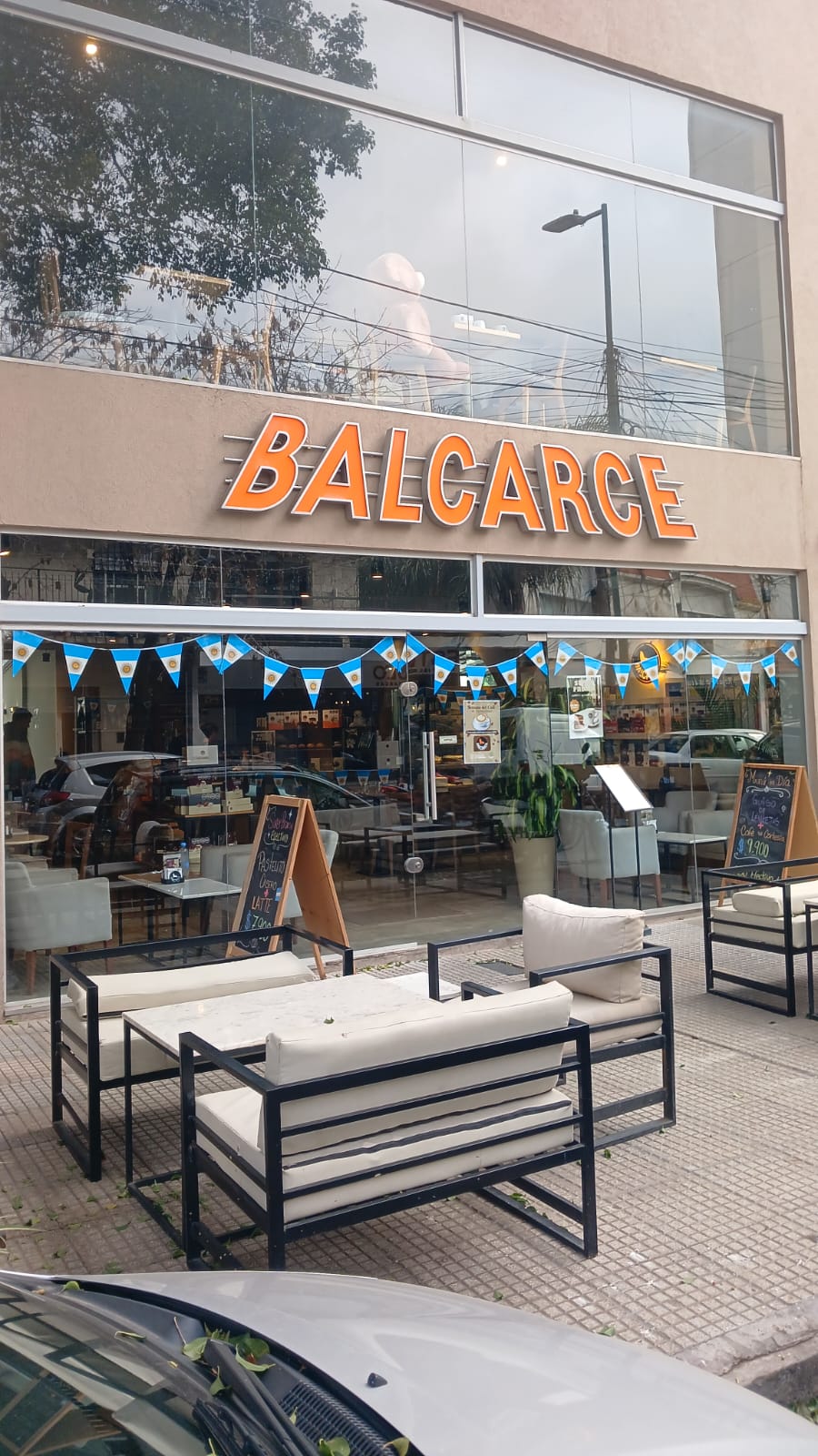 Frentes de vidrio en local gastronómico Balcarce — Balcarce, Banfield, Zona Sur
